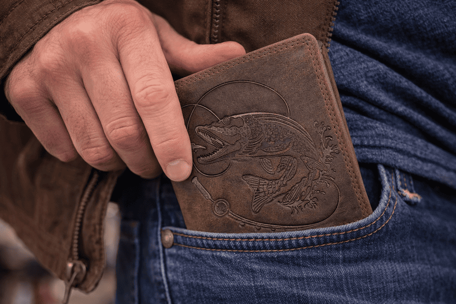 priamy záber peňaženka vo vrecku mk